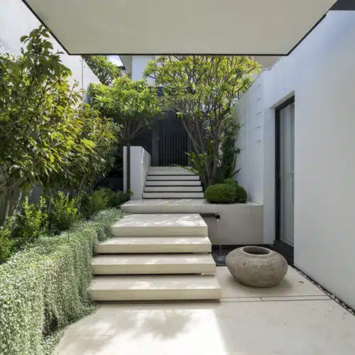 Entry way using vertical elements